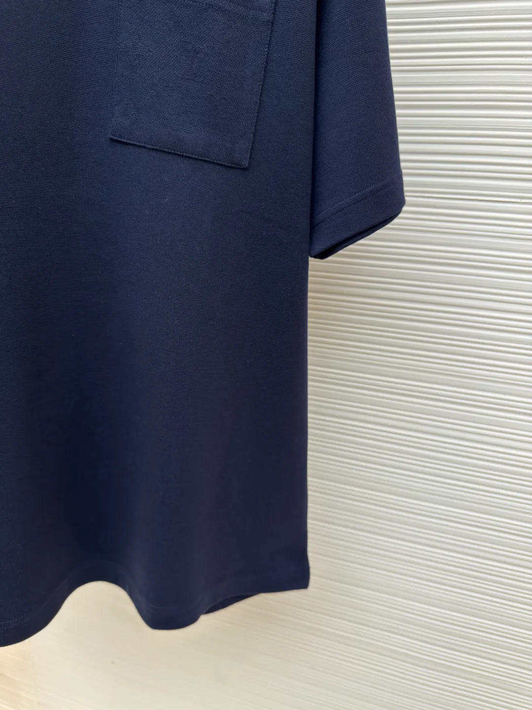 LOUIS VUITTON Pocket jacquard short sleeves ●Authentic product: purchased and developed for 8500 ●Item number: 1680349-A35 ●Fabric: pure cotton fabric ●Technology: jacquard knitting ●Version: fitted version ●Weight: about 330 grams ●Size: XS-S-M-L ●Description: Use 18-needle upper and lower cotton jacquard knitted fabric, weight 300g. Disassemble the original version to analyze the type of machine for yarn parameters. Manually count the needles and draw the pattern. The jacquard fabric is woven by Fukuda machine imported from Japan. The solid color part uses an 18-needle double-sided jacquard machine to weave the pique fabric. The jacquard and solid color fabrics are proportioned according to the amount of each piece. The two fabrics are the same The vat dyeing ensures that there is no color difference in the finished fabric. Overflow vat rope dyeing is used. The edge of the finished fabric is over-positioned and the weft adjuster is used to adjust the weft and slant to ensure that the pattern of the finished fabric is consistent with the size of the Y version. The front + sleeves are made of solid pique fabric, and the back pocket is made of jacquard fabric. The pocket letters are centered and positioned to take out the pieces. The thread is made of 40s double-ply cotton yarn and the flat collar is woven on a horizontal machine. The overall wiring is straight and delicate, the fabric is comfortable and soft, and the color is consistent without color difference. It can be matched with the same style to create a fashionable look and control various occasions. Customized accessories, complete with three standards, same style for men and women!